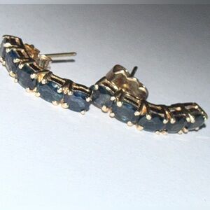 10 kt yellow gold with genuine blue sapphires! 🤩